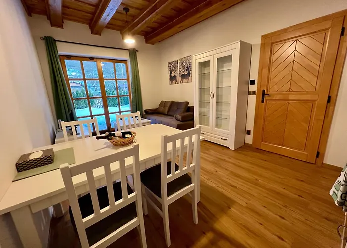 Apartman 8, Jezerne