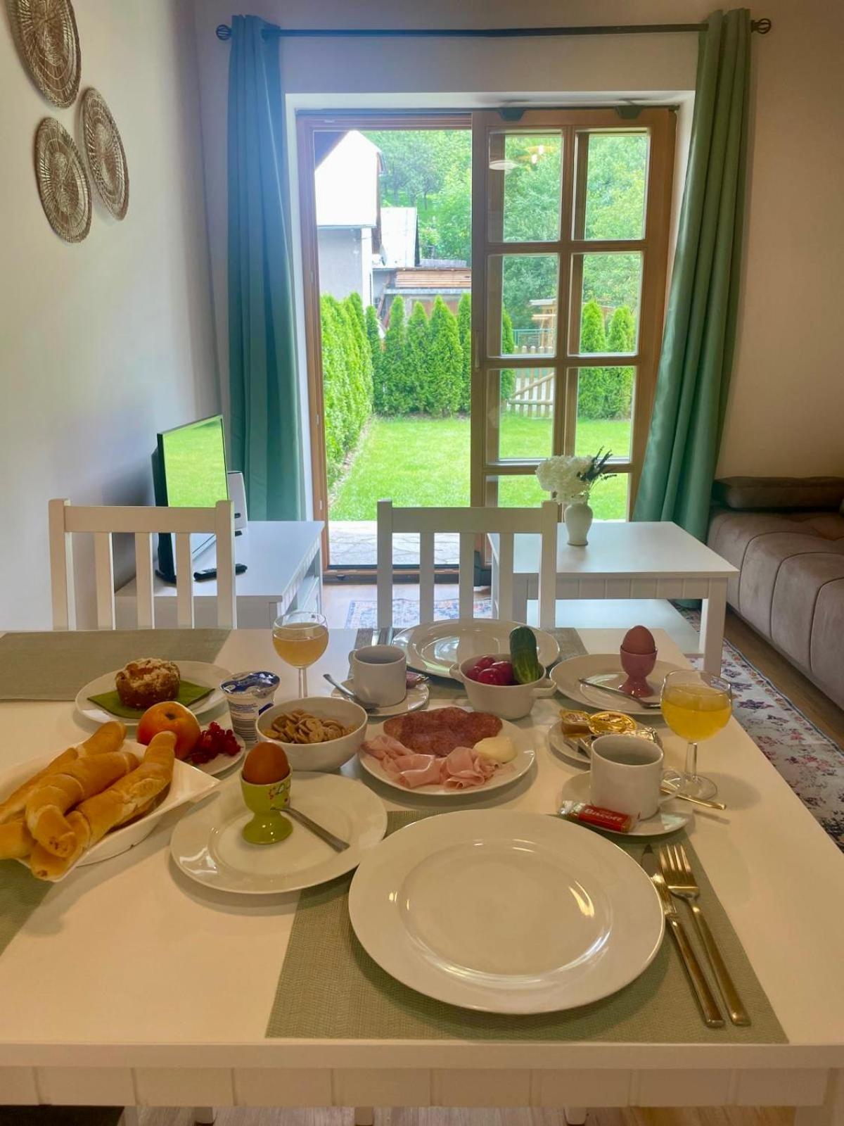 Apartment 8, Jezerne *